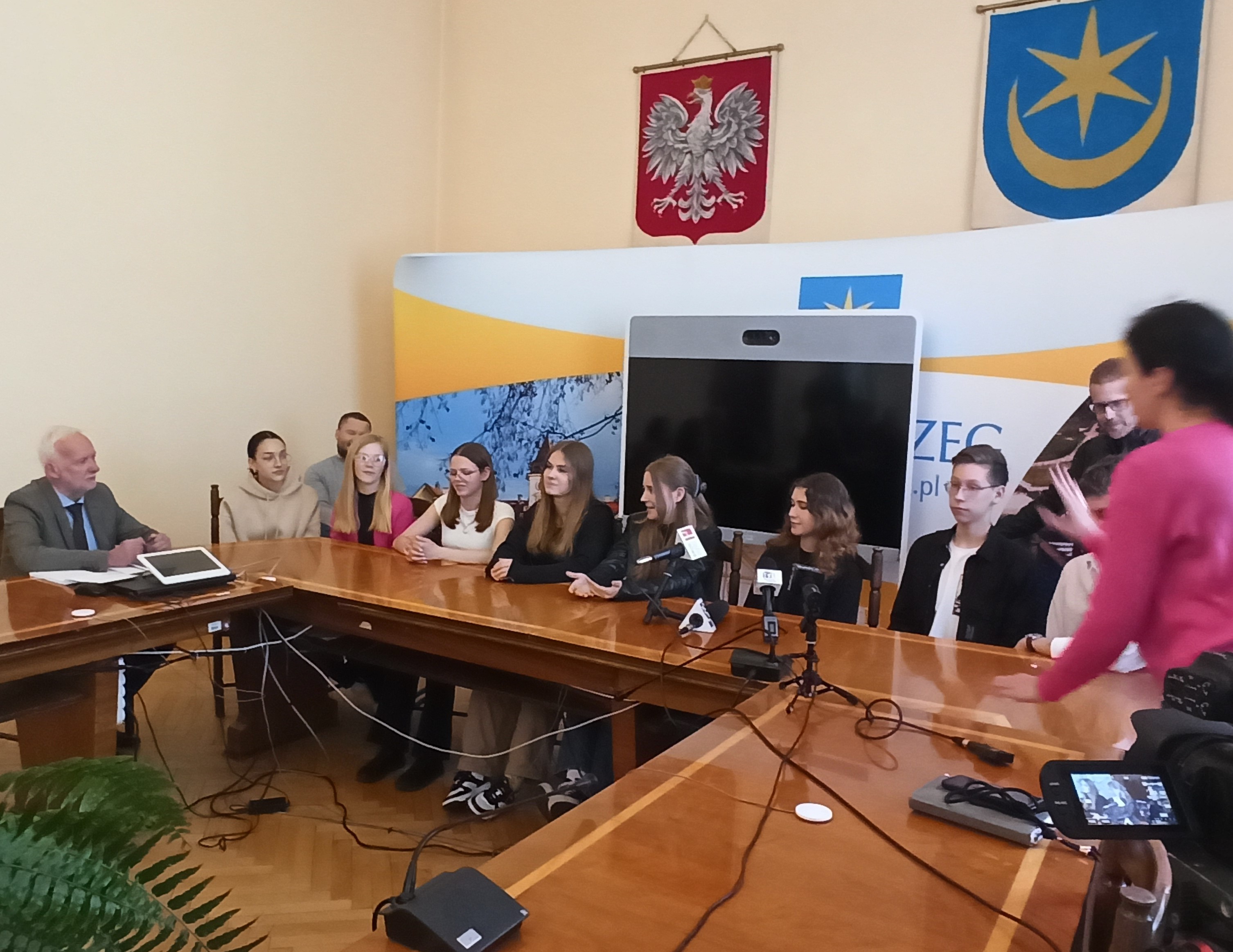 Młodzi twórcy filmu „4,75 - podróż przez szkołę”, uczniowie SP nr 10 w Tarnobrzegu spotkali się z prezydentem miasta.
