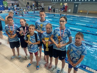 12 medali UKS Delfin Tarnobrzeg w Ogólnopolskich Zawodach Pływackich "Pływam z Energią"