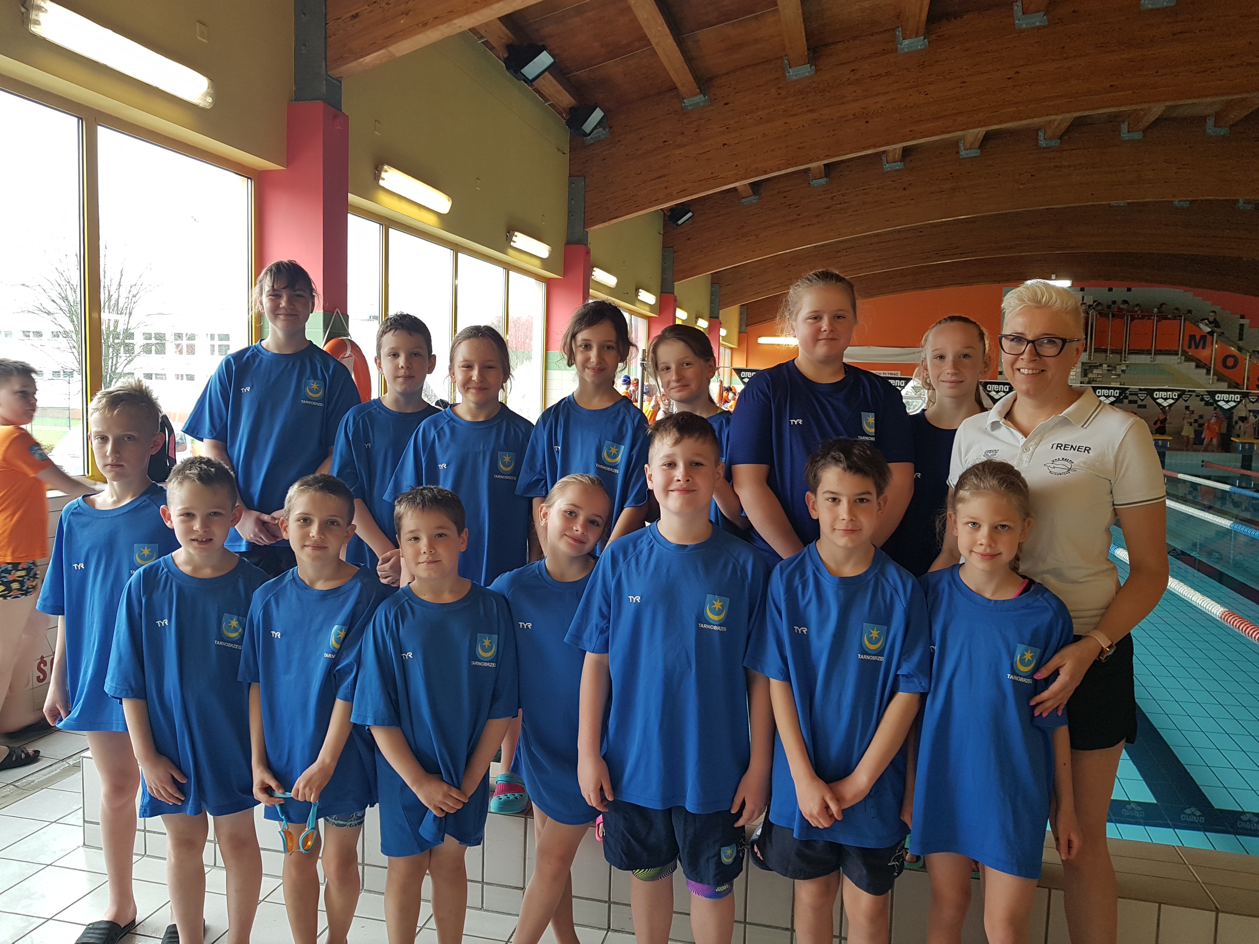 Najmłodsi zawodnicy UKS Delfin Tarnobrzeg rywalizowali na zawodach pływackich w Sandomierzu