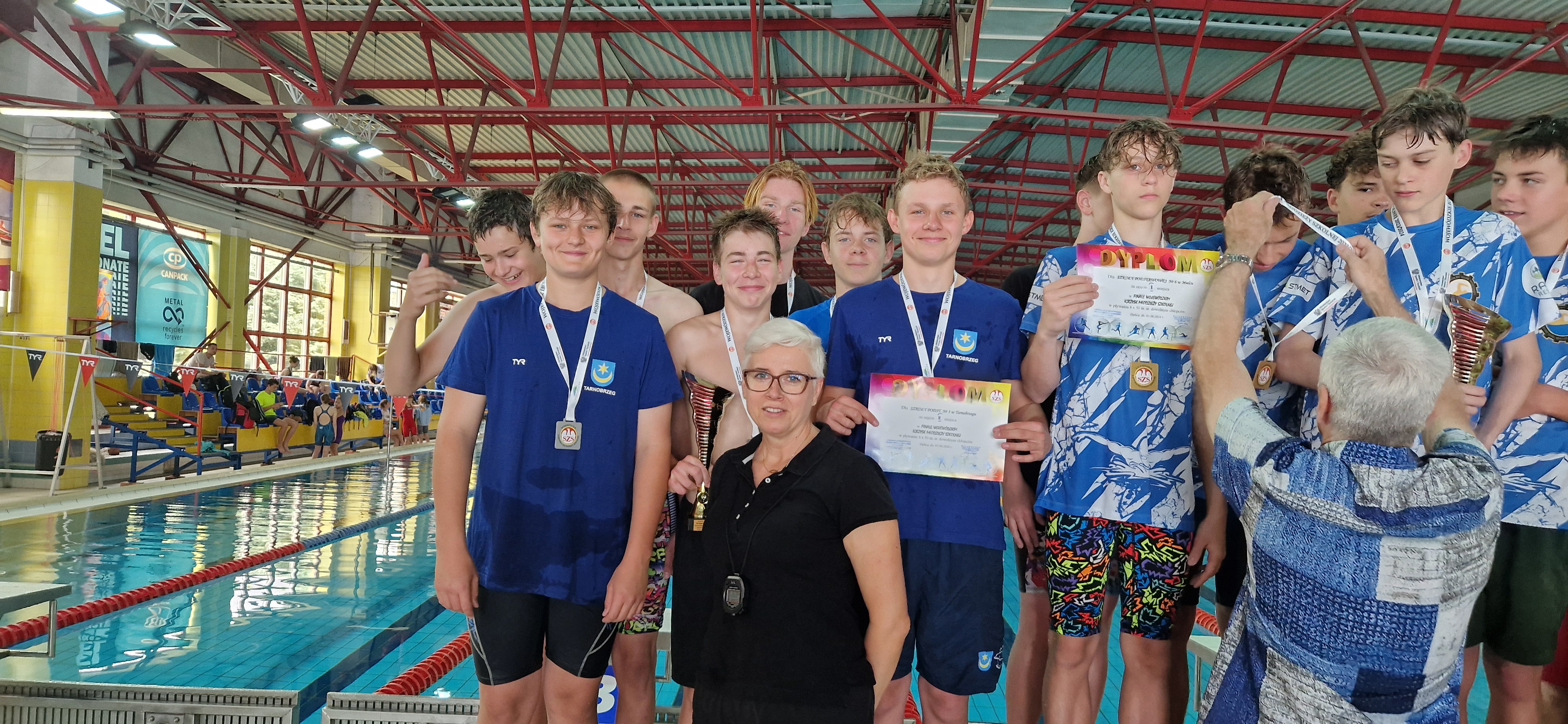 Młodzi pływacy z SP3 w Tarnobrzegu na podium w finale wojewódzkim w pływaniu sztafetowym Igrzysk Młodzieży Szkolnej