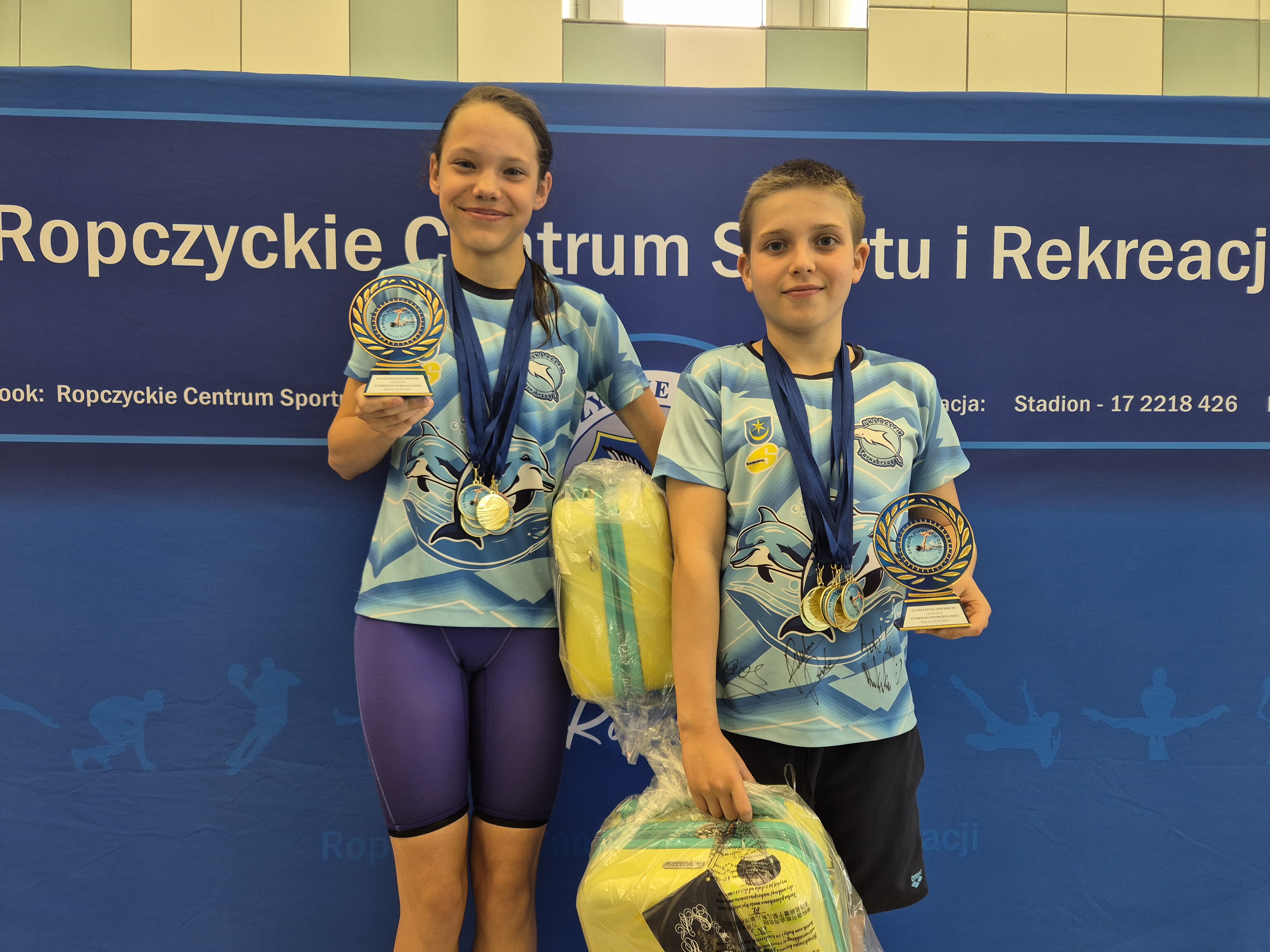 17 medali zawodników UKS Delfin Tarnobrzeg podczas zawodów w Ropczycach