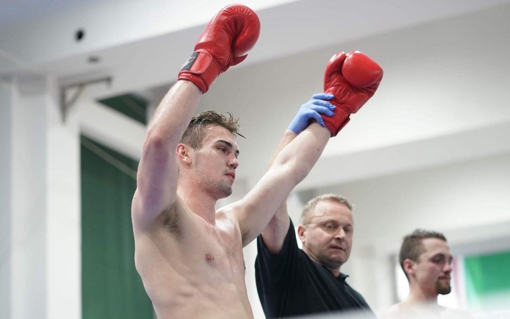 Maciek Grabski wygrywa kolejna walkę w kickboxingu