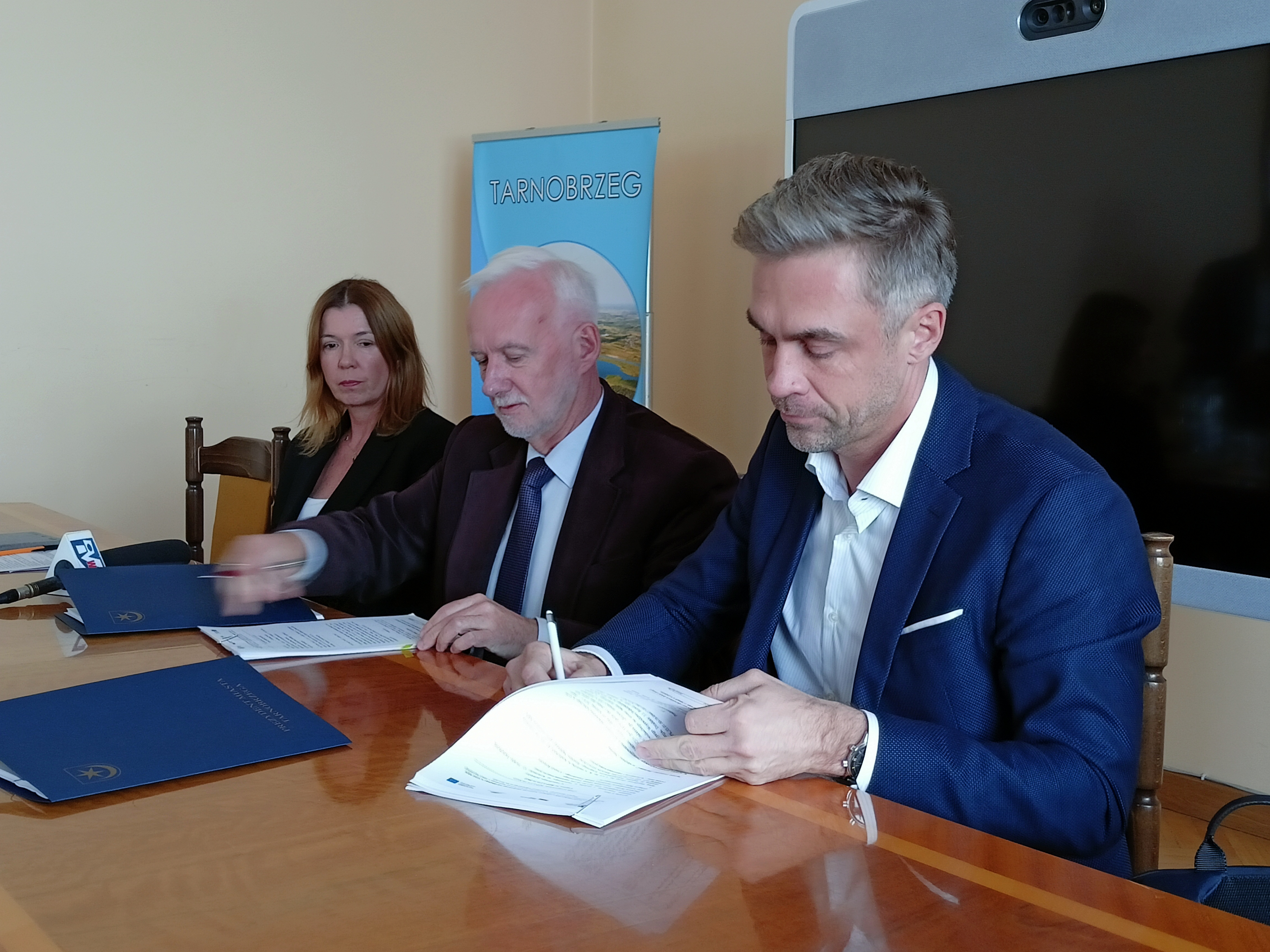 Miasto Tarnobrzeg podpisało umowę z wykonawcą zadania na montaż instalacji OZE w domach jednorodzinnych