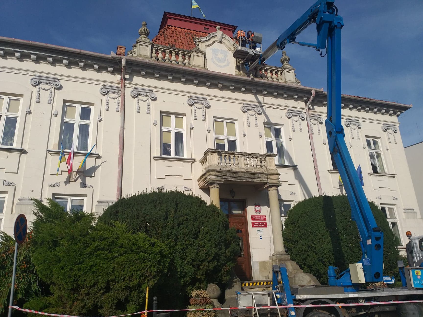 Rozpoczęła się renowacja herbu na budynku Urzędu Miasta Tarnobrzega