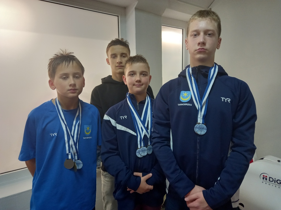 8 medali UKS Delfin Tarnobrzeg w Jubileuszowych zawodach Pływackich